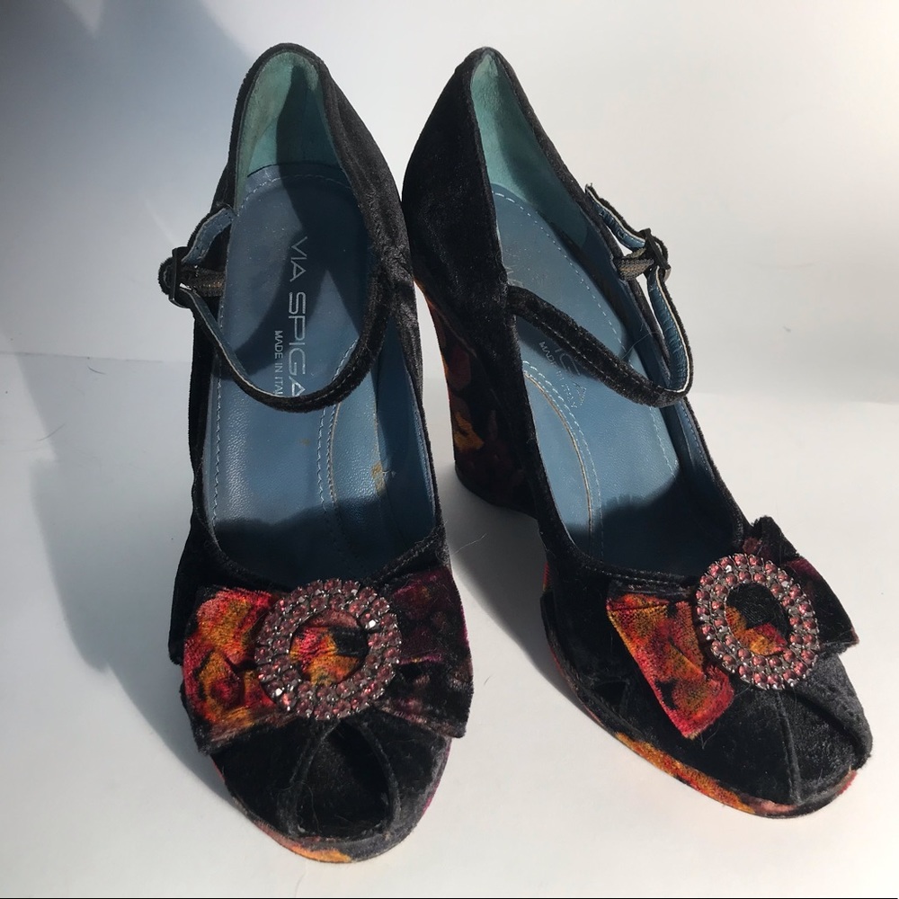 Beautiful velvet retro wedges